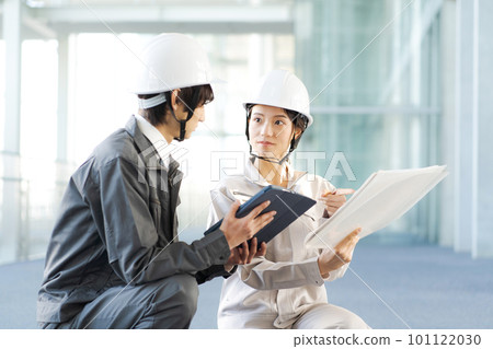 Portrait of men and women in work clothes Portrait of men and women in work clothes 101122030