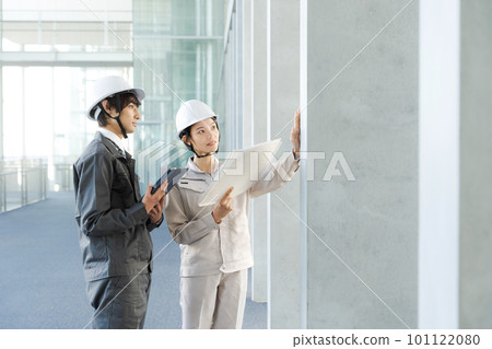 Portrait of men and women in work clothes 101122080