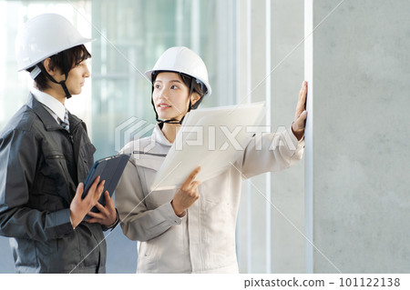 Portrait of men and women in work clothes 101122138