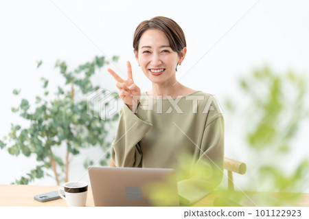 Female home business piece 101122923