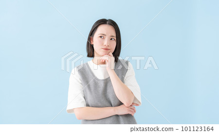 Worried woman blue back Worried woman blue back 101123164