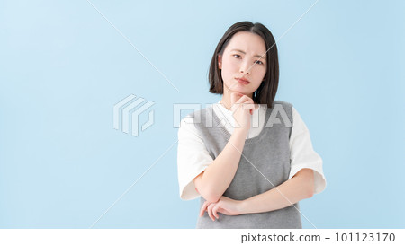 憂心忡忡的女人藍背 101123170
