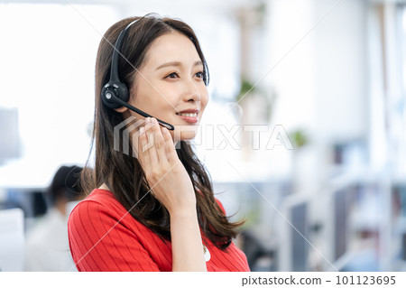 戴著耳機的年輕女接線員 101123695