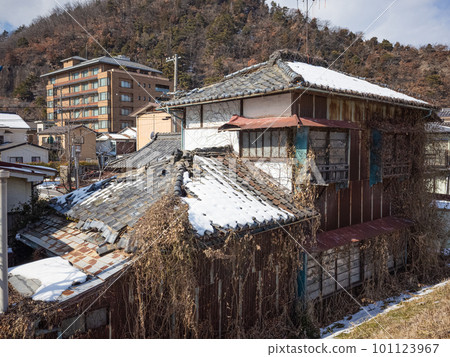 [日本] 長野，爬滿常春藤和屋頂積雪的老空房子 101123967