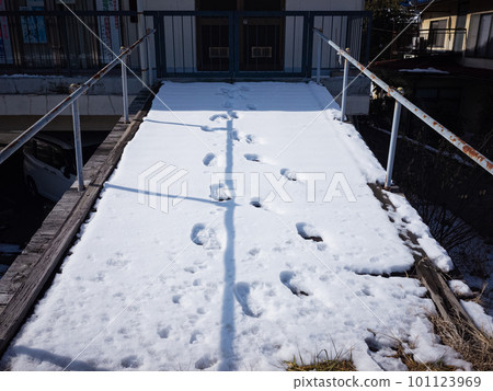 [Japan] Human footprints left in the snow on the pier in Nagano 101123969