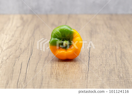 Colorful peppers 彩色辣椒放在桌子上 101124116