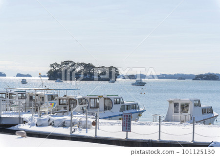Three Views of Japan in Winter Matsushima 101125130