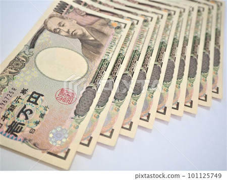 整齊排列的一萬日元紙幣 階梯狀排列的一萬日元紙幣 3 101125749