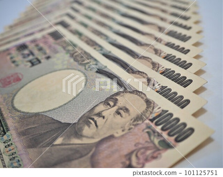 10,000 日元鈔票排列整齊 10,000 日元鈔票按步驟 5 排列 101125751
