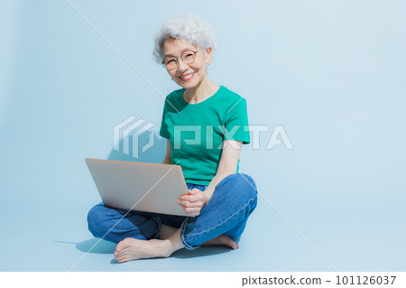 看膝上型計算機的灰髮婦女 101126037