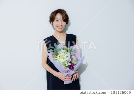 Woman with a bouquet 101126069
