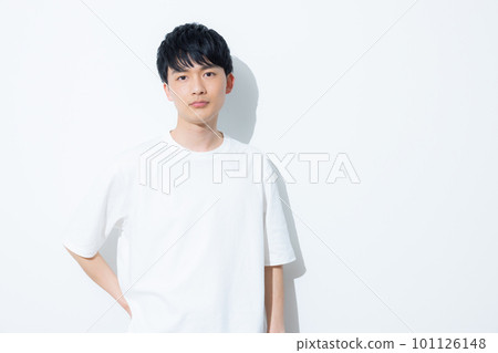 穿白T恤的男人 101126148