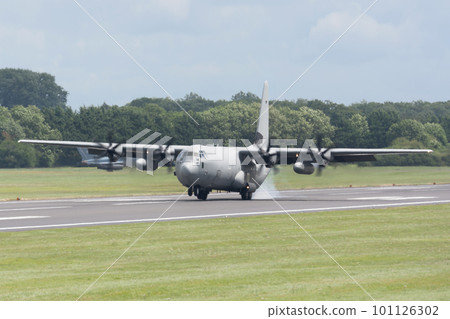 意大利空軍 C-130J 大力神著陸 101126302
