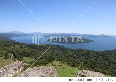 Hokkaido, Bihoro Pass, Lake Kussharo in clear weather overlooking vast land and lake 101129129