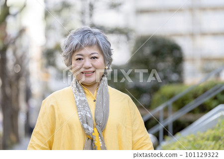 一個 60 多歲的女人對著鏡頭微笑的肖像 一個 60 多歲的女人對著鏡頭微笑的肖像 101129322