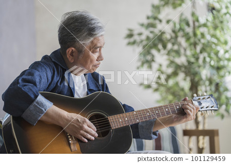 彈吉他的 60 多歲男子 彈吉他的 60 多歲男子 101129459
