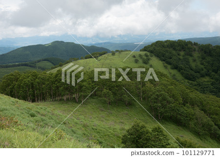 View of the mountain trail from Mt. Kurumayama Nokkoshi of Mt. Kurumayama to Mt. Tonoshiro along the Venus Line in Suwa City, Nagano Prefecture 101129771