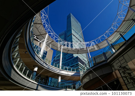 Abeno Harukas towering over the blue sky 101130073