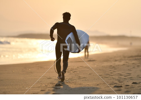辻堂日落和衝浪者 101130657