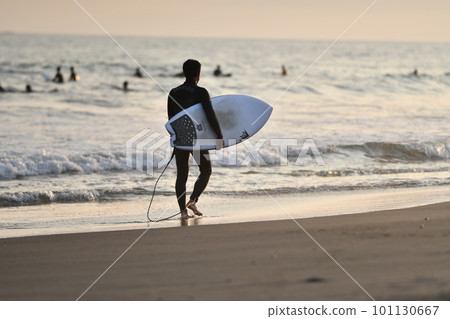 辻堂日落和衝浪者 101130667