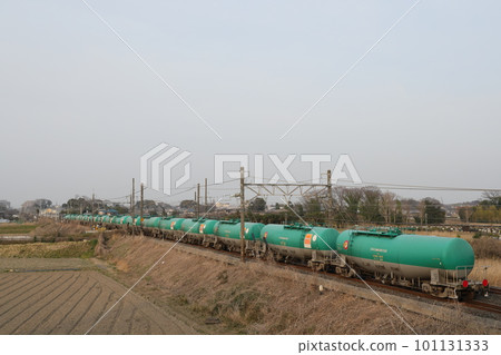 在宇都宮線行駛的汽油罐車 在宇都宮線行駛的汽油罐車 101131333