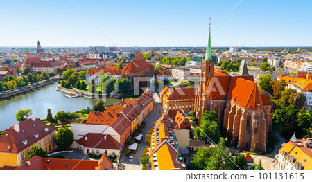 Beautiful view of the old town of Wroclaw and the Odra River. Wroclaw, Poland 101131615