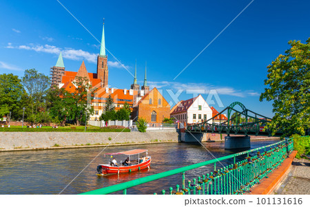 Beautiful view of the old town of Wroclaw and the Odra River. Wroclaw, Poland Beautiful view of the old town of Wroclaw and the Odra River. Wroclaw, Poland 101131616