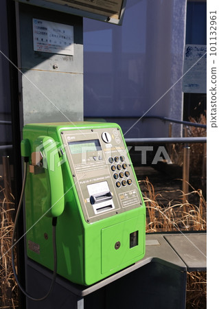 電話亭裡的綠色公用電話 101132961
