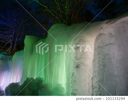 秋上溫泉,燈火輝煌的冰柱 秋上溫泉,燈火輝煌的冰柱 101133294