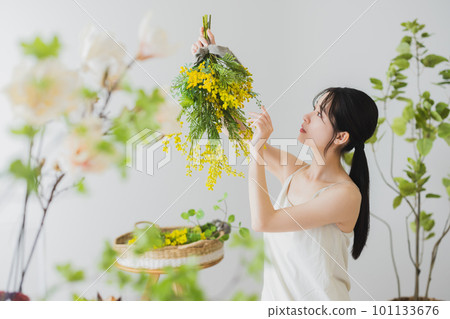 製作含羞草花束的女人 101133676
