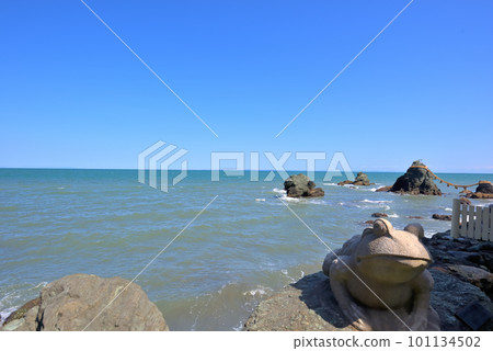 《Mie Prefecture》Futamiura, Ise City Meotoiwa Rocks and the Blue Sea 《Mie Prefecture》Futamiura, Ise City Meotoiwa Rocks and the Blue Sea 101134502