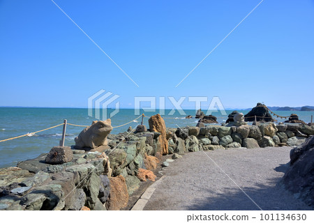 《三重縣》二見浦、伊勢市夫婦岩和蔚藍的大海 101134630