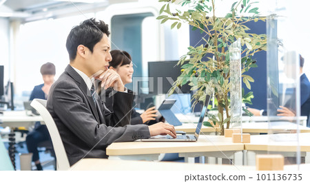 一個在免費地址辦公室工作的商人 一個在免費地址辦公室工作的商人 101136735
