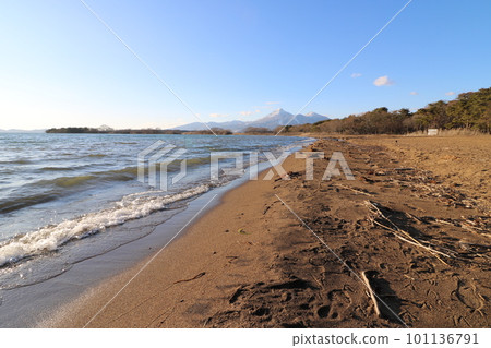 View of Mount Bandai from Shidahama in Inawashiro, Fukushima Prefecture in March 2023 101136791