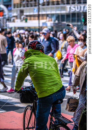 Tokyo cityscape in Japan Wearing a bicycle helmet "Obligation to make efforts" Starts today = April 1, Shibuya scramble crossing 101137193