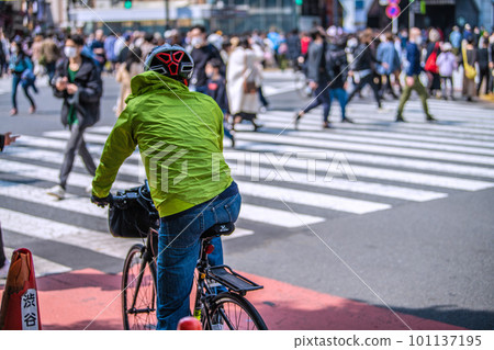 Tokyo cityscape in Japan Wearing a bicycle helmet "Obligation to make efforts" Starts today = April 1, Shibuya scramble crossing 101137195