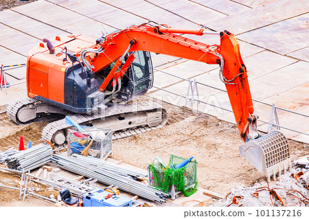 Construction machinery is under construction at the construction site [ image of public works ] 101137216