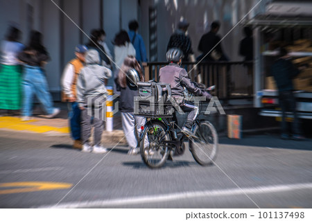 日本東京市容 市內看到的Uber Eats ... = 4月1日,澀谷 日本東京市容 市內看到的Uber Eats ... = 4月1日,澀谷 101137498