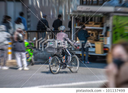 日本東京市容 市內看到的Uber Eats ... = 4月1日,澀谷 日本東京市容 市內看到的Uber Eats ... = 4月1日,澀谷 101137499