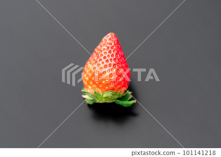 一顆鮮紅的草莓 一顆鮮紅的草莓 101141218