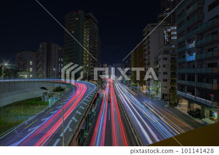 夜間在城市中行駛的汽車光跡 101141428