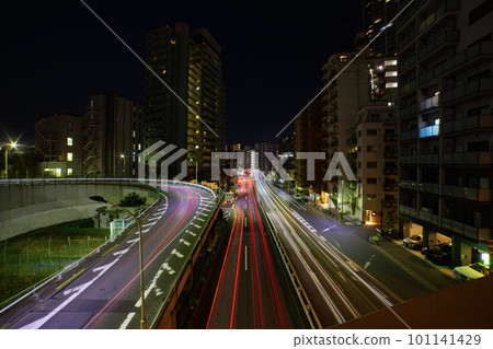 夜間在城市中行駛的汽車光跡 夜間在城市中行駛的汽車光跡 101141429