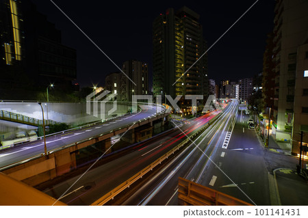 夜間在城市中行駛的汽車光跡 101141431