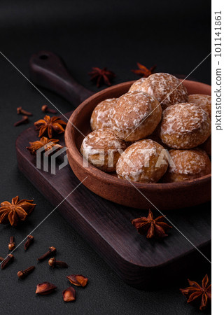 Delicious sweet round gingerbread with jam inside Delicious sweet round gingerbread with jam inside 101141861