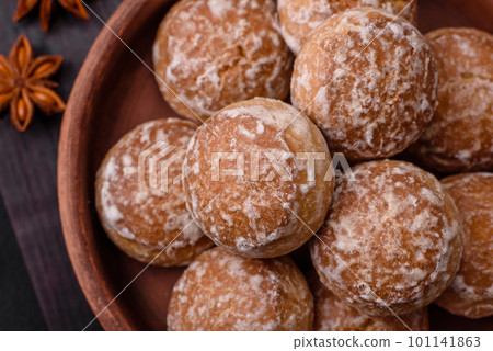 Delicious sweet round gingerbread with jam inside Delicious sweet round gingerbread with jam inside 101141863