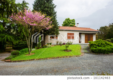 Private typical house in Pays de la Loire with awe garden  with cherry blossom! 101142463