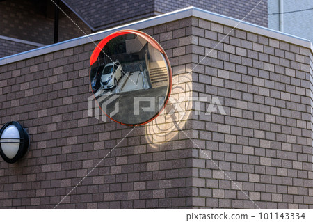 安裝在公寓樓停車場的圓形凸曲面鏡 安裝在公寓樓停車場的圓形凸曲面鏡 101143334