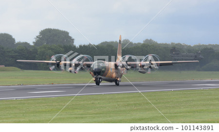 約旦空軍 C-130H 大力神起飛 101143891