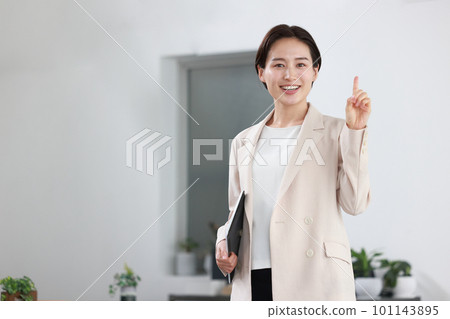 女商人 1,單點姿勢,手持平板電腦 女商人 1,單點姿勢,手持平板電腦 101143895