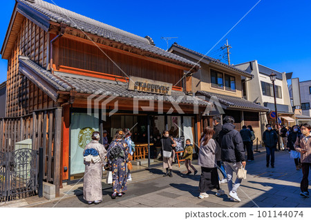 埼玉縣川越市金月街熙熙攘攘的遊客 101144074